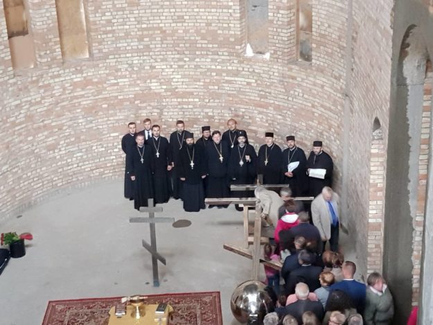 poświęcenie krzyża na kopułę cerkwi w Dojlidach Górnych. internet