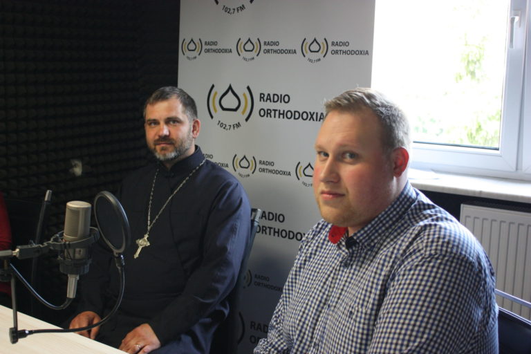 ks. Paweł Szwed i Piotr Giegiel
