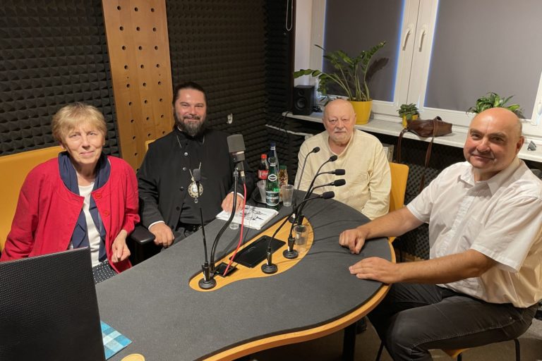 Jego Ekscelencja Biskup Supraski Andrzej, profesor Aleksander Naumow i profesor Antoni Mironowicznna Radziukiewicz