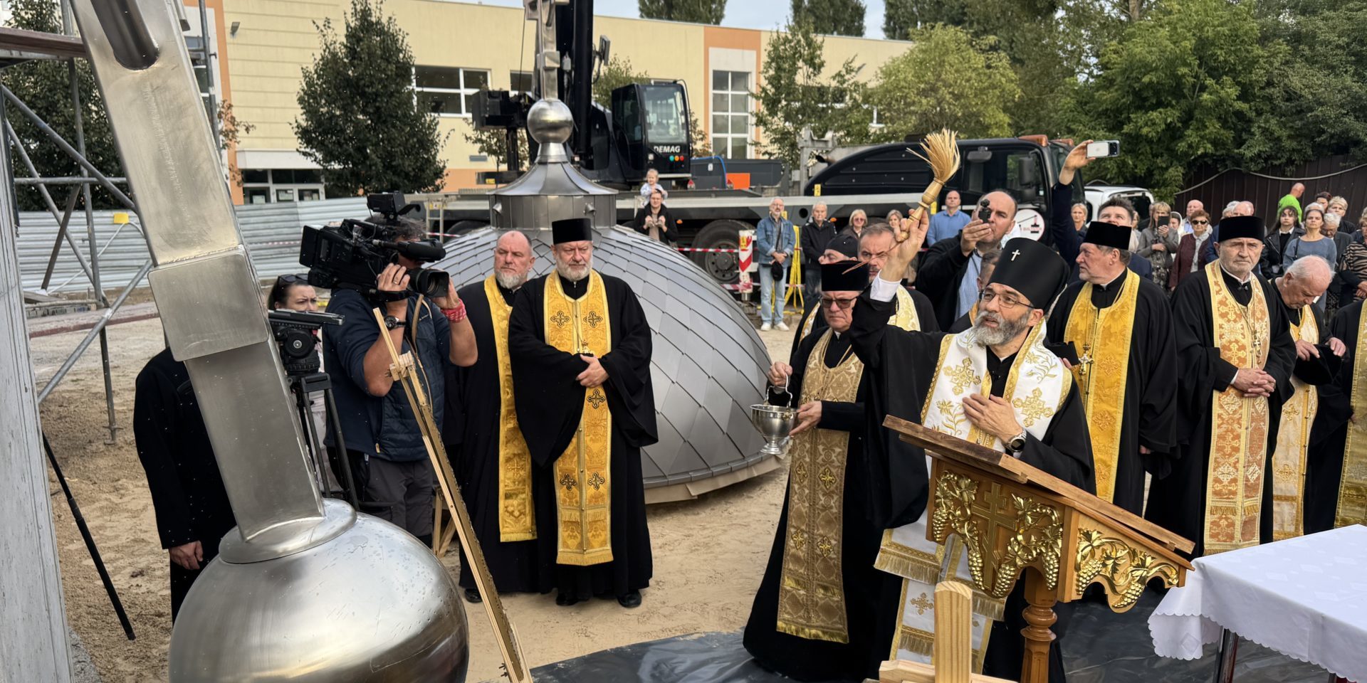 Poświęcenie krzyża na kopułę cerkwi św. Atanazego Brzeskiego w Białymstoku
