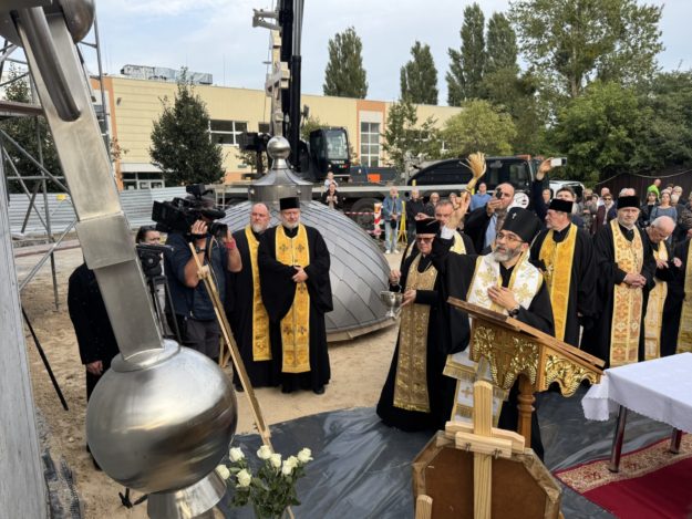 Poświęcenie krzyża na kopułę cerkwi św. Atanazego Brzeskiego w Białymstoku